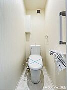 2階トイレ。温水洗浄便座付きトイレは冬場の冷たい便座を暖めてくれます♪2階に収納ボックス設置。