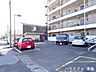駐車場：マンションの北側に駐車場があります。