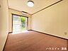 洋室：6帖洋室。バルコニーに面したお部屋です。お部屋からそのままお布団も干せますね。4.5帖洋室と6帖和室とは続き間になっています。エアコン完備。