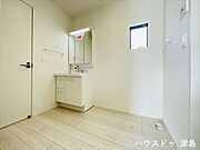 リビング北側に洗面室を配置し、お食事前の手洗いもしやすくて家族みんなが使いやすいですね。
