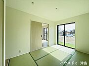 2WAY動線の6帖和室は便利なお部屋。キッズルーや洗濯物を畳むスペースなど多用途な使い方が可能。