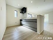 ゆとりがあるキッチンは、家事をしながら家族の様子がわかり安心。カウンター付きで手元が隠れスッキリ。