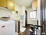 2階洗面室。トイレ・洗濯置き場もある広々とした洗面室です。