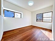 2階東側6帖洋室。腰窓は家具のレイアウトを邪魔しないので、模様替えも楽しめそうですね♪