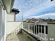2階4.5帖洋室バルコニー。6帖和室にもバルコニーが設置。天気のいい日には日向ぼっこ、夜には星空を眺める贅沢な空間です。