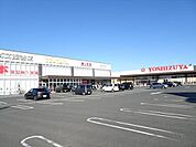 ヨシヅヤ津島北テラス食材のほか衣類や日用品も揃います。また専門店もあり、コメダ珈琲店やセリア、靴のエルパス、精文館書店、ＴＳＵＴＡＹＡなどが入る複合商業施設です。 1250m