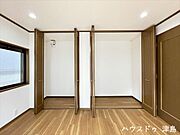 2階10帖洋室収納。北側の壁一面が収納となっています。2つに分かれているため、ご夫婦それぞれでお使いいただいたり、用途別にしたりすることも。