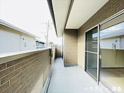 南向きで2部屋に面した広々バルコニー。お洗濯はもちろんお布団干しも捗りますね。夜は気持ちよくフカフカのお布団でおやすみいただけそうですよ。