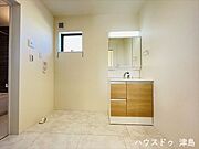 キッチン奥の洗面室は、朝ご飯の支度をしながらの洗濯作業もスムーズにできる動線になっています。慌ただしくなる時間に助かる配置ですね。三面鏡になっているので見えにくい後ろの髪の毛のセットにも役立ちます。