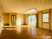 南側のLDKは大きな掃き出し窓が設置され、開放感があります。ブラインドやプリーツスクリーンを設置してスッキリみせるのも素敵になりそうです。※実際の写真から家具消しの加工行っております。