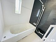 落ち着いた雰囲気でゆったりとしたバスタイムを楽しめます。窓が付いて湿気を逃がす浴室に浴室乾燥機完備。