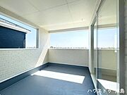 急な雨も洗濯物が安心のインナーバルコニー。2部屋から出入りができるのでお洗濯やお布団干しもスムーズ。