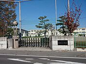佐屋小学校校訓「正しく　強く　明るく」のもとに健やかで知・徳・体の調和のとれた人間形成を目指し、国際化社会を生き抜く、心豊かで、たくましい児童の育成を図る。 2270m