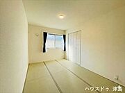 キッチン横の和室はお料理していても目が届くので、お子様がお昼寝していても常に確認できで安心です。※実際の写真から家具消しの加工行っております。