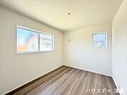 2階5.6帖洋室。2階全居室2面採光でどこのお部屋でも1日中安定した採光が入り、快適に過ごすことができそうです。
