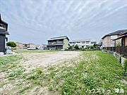 間口約4.3ｍ。プランによっては駐車場もしっかりと確保できます。小学校まで徒歩9分通学に便利。