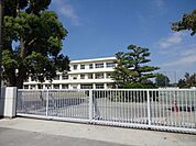 神守中学校 校訓「至誠」にのっとり、知・徳・体の調和のとれた人間形成を目指し、夢をもち続け、社会に貢献できる心豊かな生徒の育成を図る。 2500m