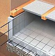 【べた基礎】べた基礎は立ち上がりと底面全体が一体の鉄筋コンクリート造となり、建物荷重を底面全体で地盤に伝えるため、基礎の一部だけが沈む「不同沈下」に対する有効な措置となります。