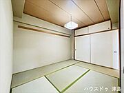 5.9帖和室。廊下とリビングの2WAY動線。畳はクッション性があるためキッズルームやお昼寝スペースに。