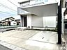 駐車場：並列駐車3台可能。お子様がお車を持たれるようになったときにも安心のカースペースとなっています。駐車位置から玄関までがスグなのでお買い物後の荷物もサッと入れられます。