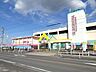 周辺：ヨシヅヤ平和店食品や日用品、衣類のほか、専門店もあります。ゲームセンターやクリーニング、フィットネスのカーブス、接骨院、セリアなど多様なお店入っていて便利にご利用いただける複合施設です。 1010m