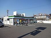 ファミリーマート橋詰店24時間営業スローガンは「Fun＆Fresh」。驚きやワクワク感を与えるべく、商品改革に取り組んでいる。（電子マネー利用可　ＡＴＭあり　ネット通販あり）Tポイントサービス…