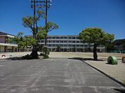 西小学校 学校教育では、「自分から進んで　みんなで助け合い　最後までやりとげる子」の育成を校訓としている。「健やかな体」「豊かな心」「確かな学力」の調和のとれた児童の育成を図る。 1190m