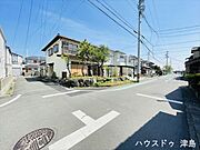 南側公道、車がすれ違える道幅。スーパー・ドラッグストアなど生活施設が徒歩圏内に揃う至便な立地。