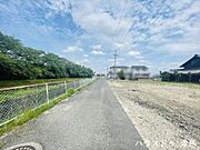 西側公道幅約3.6ｍ。セットバックが必要な道路で交通量が少なく安心。西尾張中央道が近くお車のアクセスに便利。