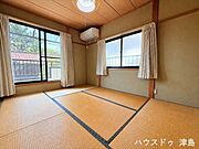 2階6帖和室。南側バルコニーへ出入りもでき、お布団干しもラクに行えそうです。採光の良い和室はのんびりと寛げる空間です。※実際の写真から家具消しの加工行っております。