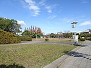 東公園緑豊かで遊具もあるので小さいお子様も楽しめる公園になっています。同敷地内にはプールやプラネタリウム（事前利用申込要）もあり、多目的に利用できます。 1330m