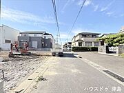 東側公道幅約4.6ｍ。北方向への一方通行ということもあり、車の通りも多くなく駐車がしやすいです。