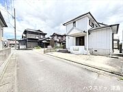 西側公道幅約4.0m。普通車が1台通れる道幅。普通車・軽自動車1台ずつ並列駐車可能なので車通勤でも安心。