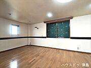 13帖洋室。3面採光のため明るく心地よい風が通り、寝室におすすめな快適な空間。心地よく寛げる広さを確保。