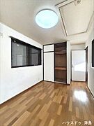 6帖洋室。収納が2ケ所＋屋根裏収納もあり、すっきりと片付くお部屋。吹き抜けがあり心地よい風が通り抜けます。