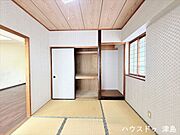 6帖和室。3段構造になのでお布団やかさばる物もスッキリ収納。床の間に、おしゃれな飾り物でインテリアを楽しめます。
