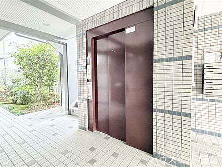 5階建てマンションのためエレベーターが設置されています。買い物後の荷物を運ぶ際にはとても助かります。