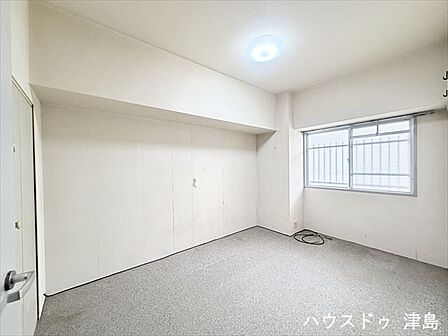 6帖洋室。ベッドやテーブルを置けるゆとりのあるお部屋。北側ですが窓が設置され明るい室内です。窓には格子付きで、防犯面も安心です。