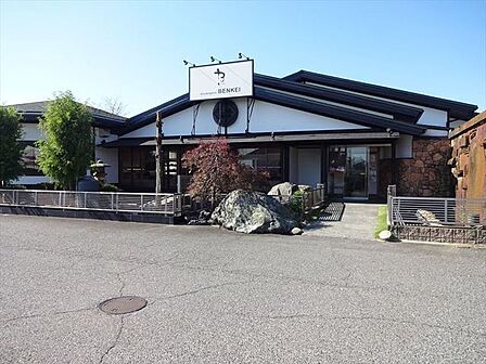 BENKEI蟹江店 営業時間:7時半~19時 定休日:年中無休(盆・年末年始のみ休み)駐車:30台 蟹江インター近くにあるパン屋さん。おいしいパンがたくさん揃っています。 630m