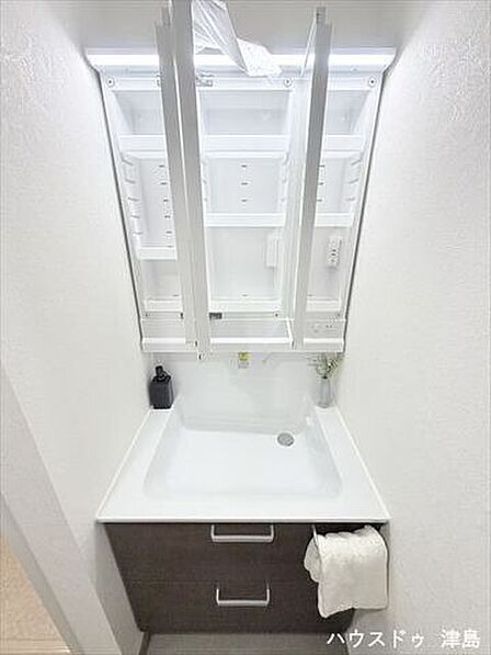 鏡の背面に収納棚を設け、化粧品やヘアケア用品、洗面道具も隠して収納できるので洗面台まわりをスッキリ。シャワー付洗面化粧台は洗面台のお掃除がしやすく便利。