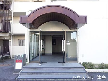 北側エントランス。駐輪場・駐車場もエントランス近くにあります。