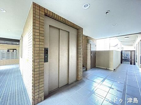 7階建てマンションのためエレベーターが設置されています。買い物後の荷物を運ぶ際にはとても助かります。