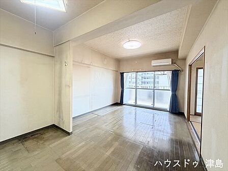 隣接した和室の扉を大きく開けてお使いいただくと広々とした空間の中でお過ごしいただけます。テーブルにソファにとお気に入りの家具をたくさん置くことができます。