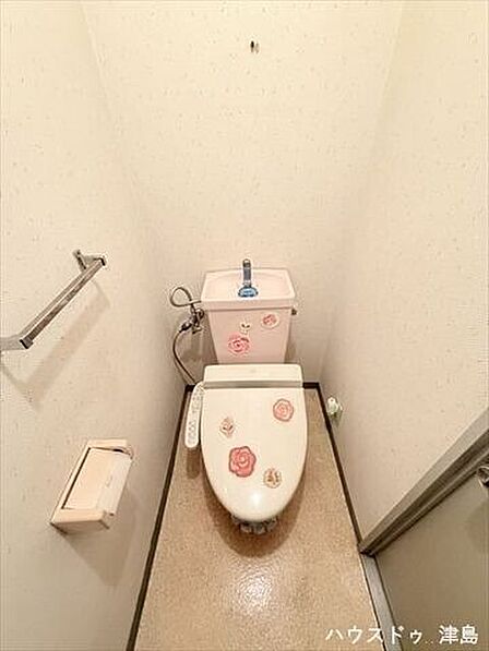 温水洗浄便座付きトイレは冬場の冷たい便座を暖めてくれます♪上部に棚が設置され、トイレ用品のストックを置けます。