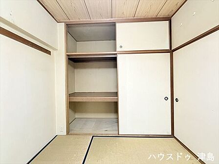 北側6帖洋室。お布団やかさばる物もスッキリ収納していただけます。お子様の節句の品なども片付けておけますね。
