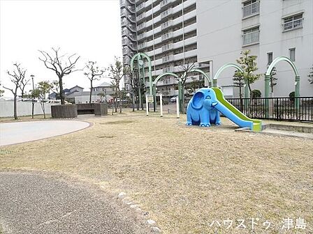 敷地内にマンションの住人の方専用の公園があり、子育て中のご家族の方はもちろん、ご年配の方たちの憩いの場にもなっています♪