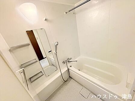 バスタブは肩までしっかり浸かれる深型タイプ。お子様と向かい合って一日の出来事を話しながら温まれますね。浴室乾燥が付いていますので、湿気を逃がして清潔感のある浴室が保てます。