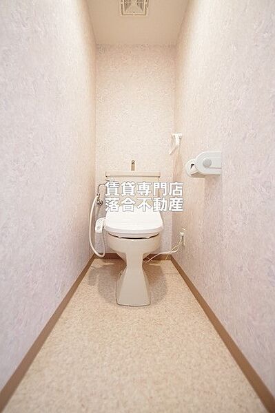 画像11:落ち着いた色調のトイレ