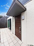 スタイリッシュで高級感のある玄関口☆ドアはダブルロックタイプで防犯面も安心です♪