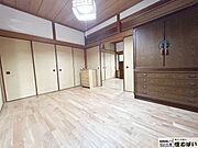 ホワイト調のフローリングで開放的な優しい雰囲気になっています。ベッドや机、ＴＶを置いてもゆとりのある広さです。収納も広く夫婦の寝室としてもオススメです